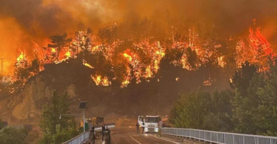 Vapa djeg Turqinë, shiu mbyt New Mexicon