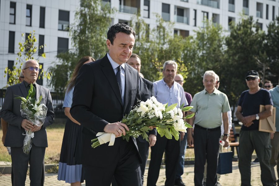 Kurti me ministra nderon Adem Demaçin në 7-vjetorin e vdekjes së tij