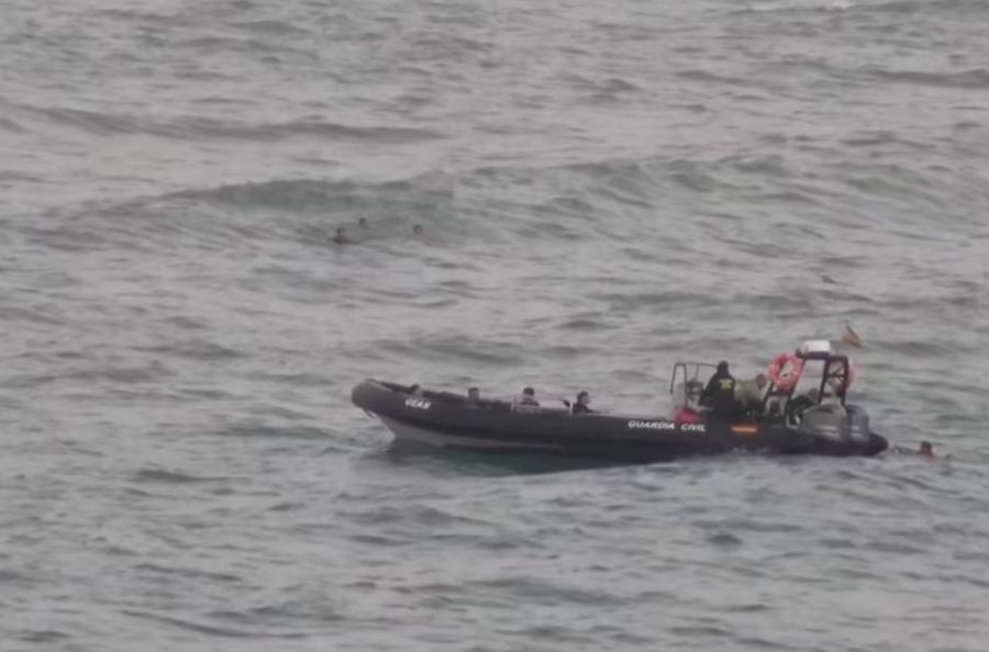 54 fëmijë notojnë nga Maroku në enklavën spanjolle, Ceuta