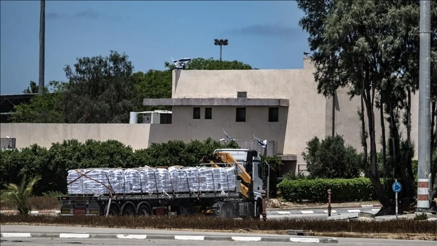 Disa kamionë me ndihma hyjnë në Gaza përmes pikës kufitare në Rafah