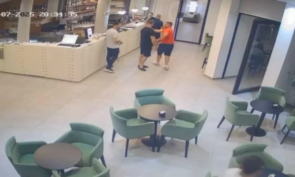 E rrahu kamerierin 18-vjeçar, pezullohet nga detyra oficeri i policisë në Vlorë