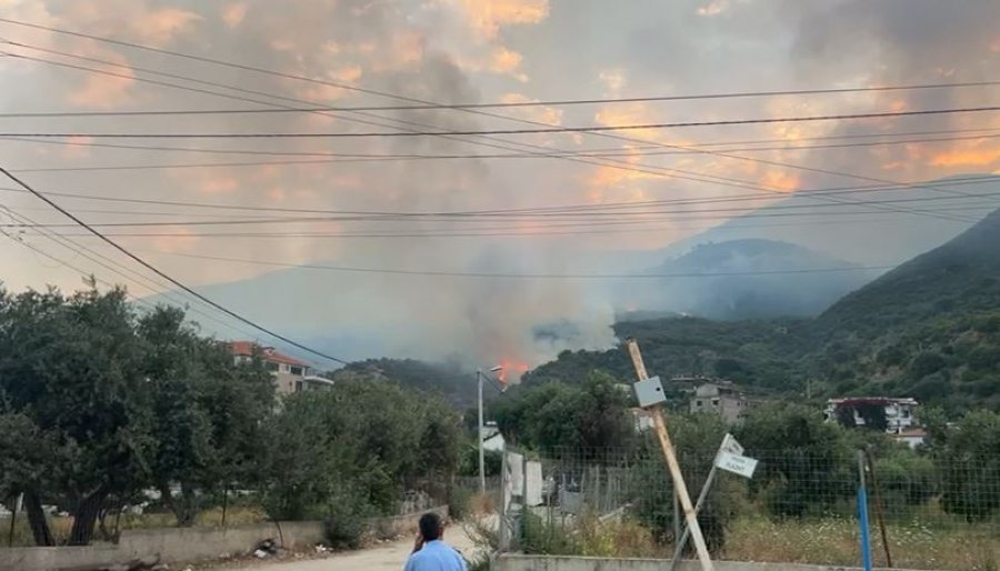 Zjarri rrezikoi banesat dhe bizneset në Borsh dhe Piqeras, rinis ndërhyrja nga ajri