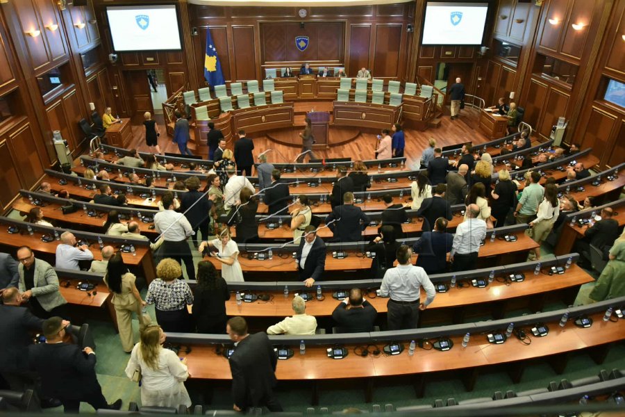 Hyn në fuqi masa e përkohshme e Kushtetueses ndaj deputetëve
