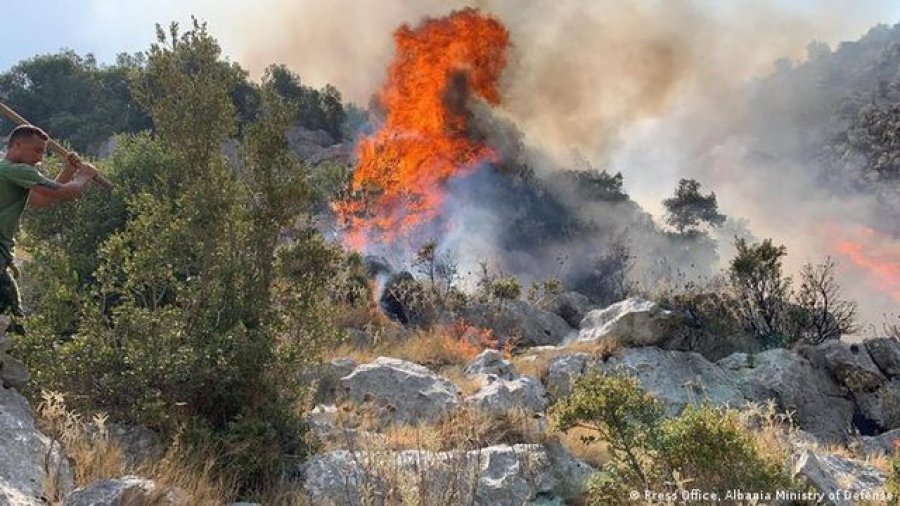 Zjarret në Shqipëri, flakët rrezikojnë zonat e banuara në kalanë e Delvinës