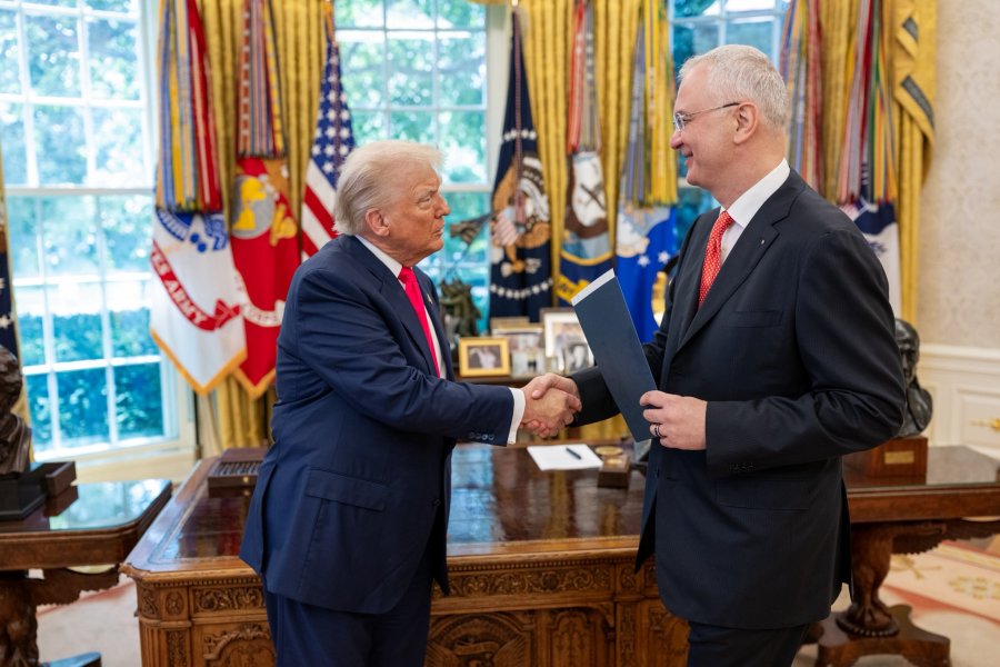 Ambasadori i ri i Serbisë në SHBA ia dorëzon Trumpit letrat kredenciale dhe e fton për vizitë në Beograd
