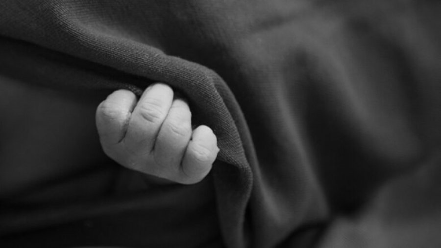 Dërgohet pa shenja jete një foshnjë e porsalindur në Spitalin e Pejës, lehona në gjendje të rënduar shëndetësore