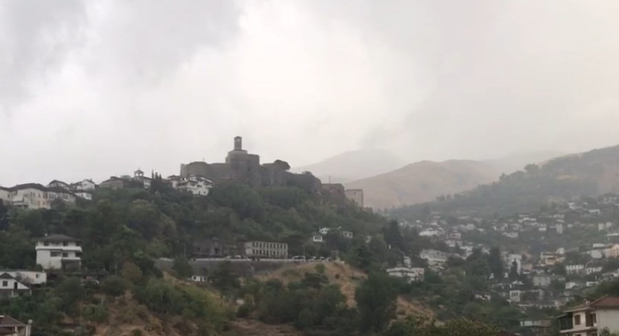 Reshjet e shiut shuajnë vatrat e zjarrit në Malin e Gjerë në Gjirokastër