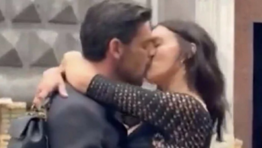 Puthje pasionante mes Irina Shaykut dhe Michelle Morrones rrugëve të Napolit