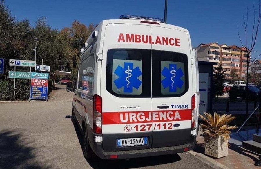 Makina përplaset me murin, dy të lënduar në Fier