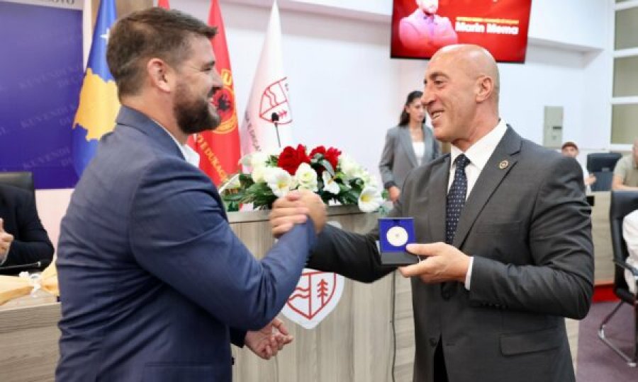 Haradinaj nderon Marin Memën me titullin “Qytetar nderi” në Deçan