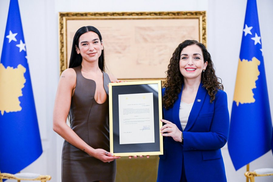 Dua Lipa bëhet shtetase e Kosovës me dekret presidencial