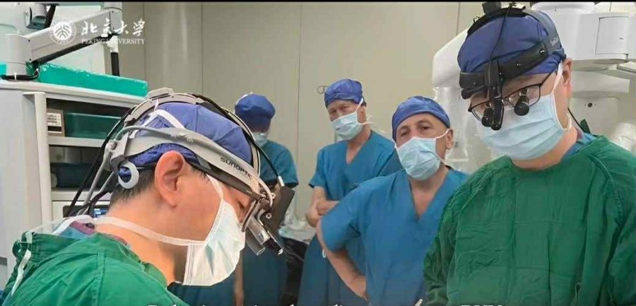 Doktori shqiptar Omer Xhemajli, mahnit stafin e Spitalit në Pekin