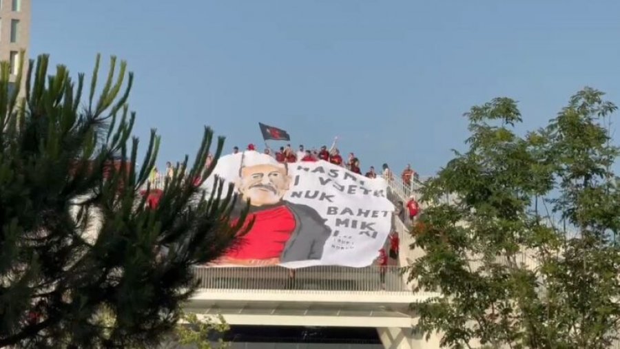 “Hasmi i vjetër nuk bëhet mik i ri”, tifozët kuqezi shpalosin banderolën e madhe