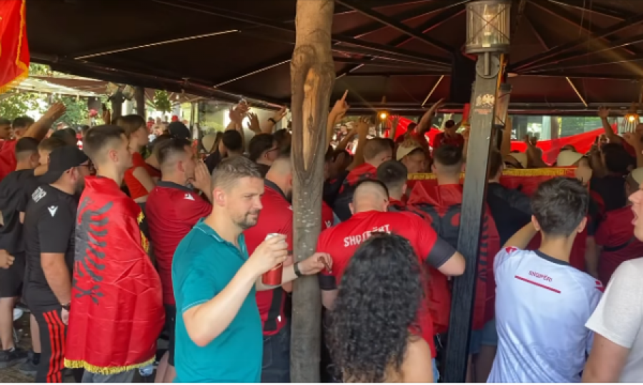 “Çohu Adem!”- “Mora Fjalë” pushton zemrat e tifozëve të Shqipërisë, i këndojnë Kosovës para Serbisë