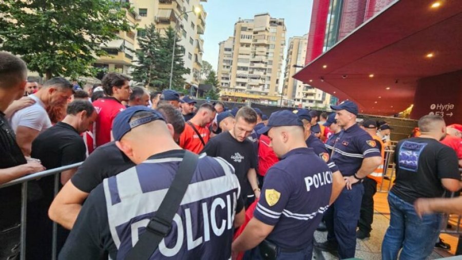 Ndeshja Shqipëri – Serbi: Tre të arrestuar dhe 10 të proceduar, mes tyre efektivi që mori para nga dy kosovarë