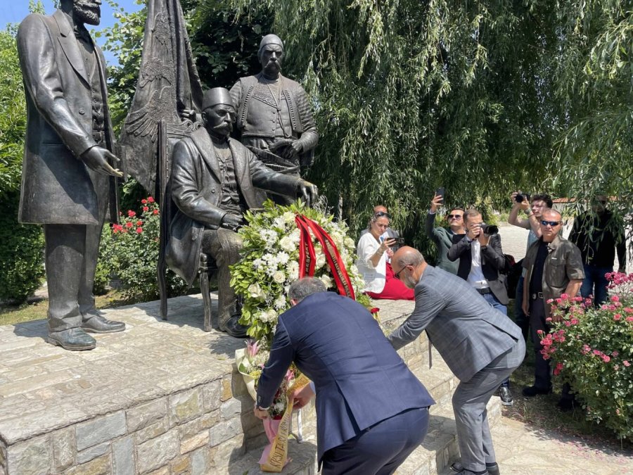 Presidenti Begaj bën homazhe te monumenti i Lidhjes Shqiptare të ...