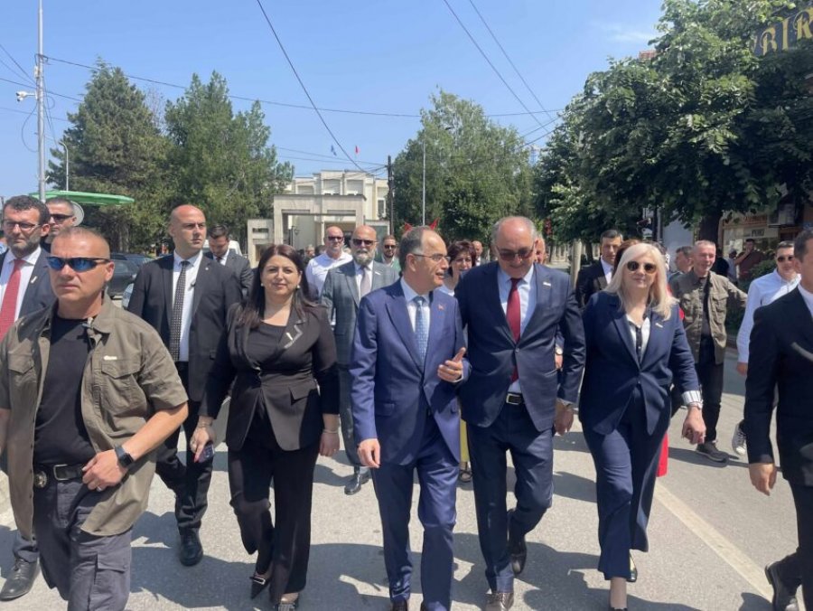 Presidenti Begaj bën homazhe te monumenti i Lidhjes Shqiptare të ...