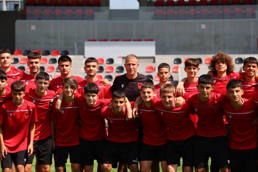 Bekim Balaj viziton “Elite Youth Development Academy”, zhvillon seancë stërvitore dhe takim të hapur me futbollistët e rinj