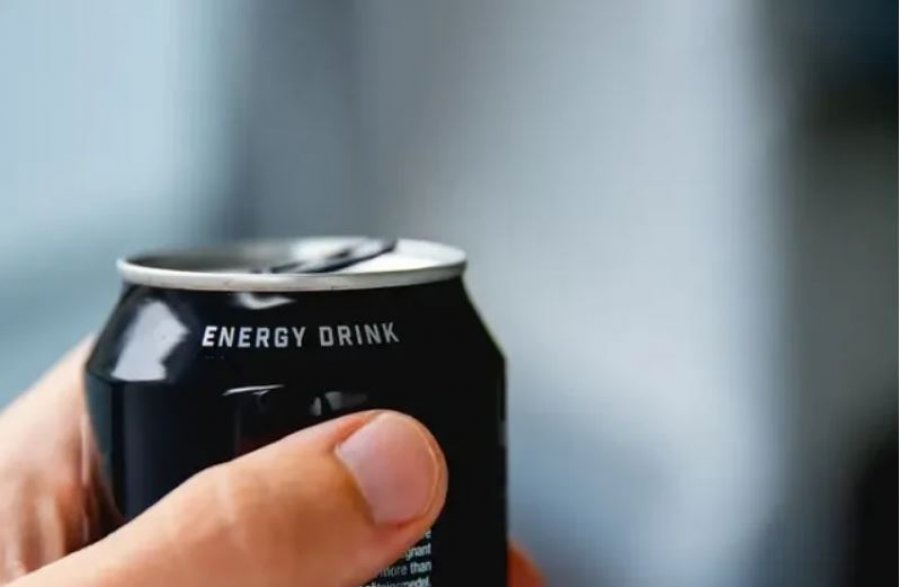 A duhet të pimë pije energjike në verë?