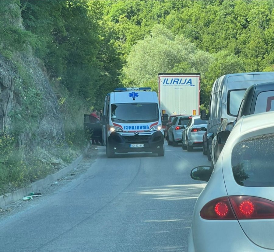 Një i vdekur dhe dy të lënduar pas aksidentit në rrugën Prishtinë – Gjilan