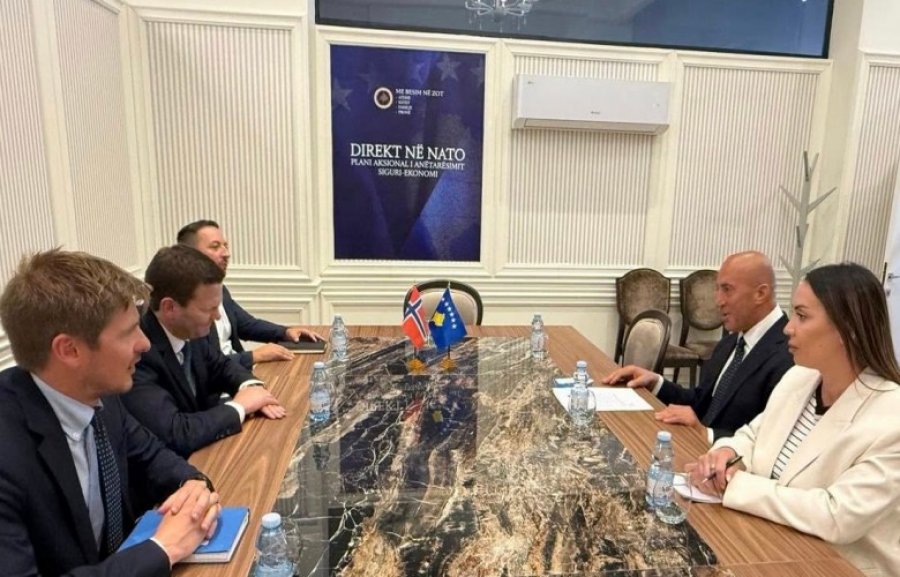 Haradinaj takon emisarin norvegjez, flasin për zhvillimet në Kosovë