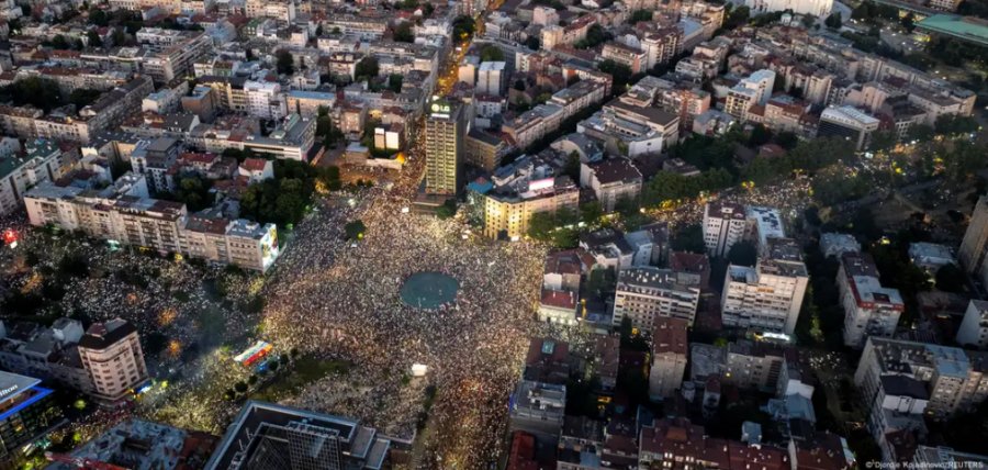 Demonstrata, dhunë dhe të arrestuar në Beograd - Lajmet e fundit - Zëri