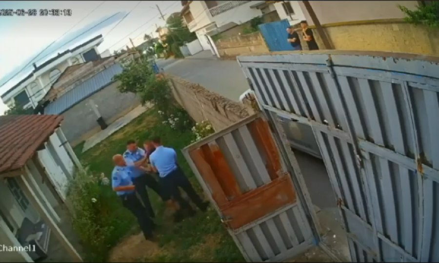 Polici e rrah qytetarin e prangosur në Klinë, dy të tjerë e mbajnë, dalin pamjet