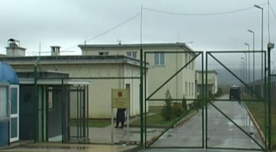 Dyshohet se fuste drogë në burg, arrestohet polici në Drenovë