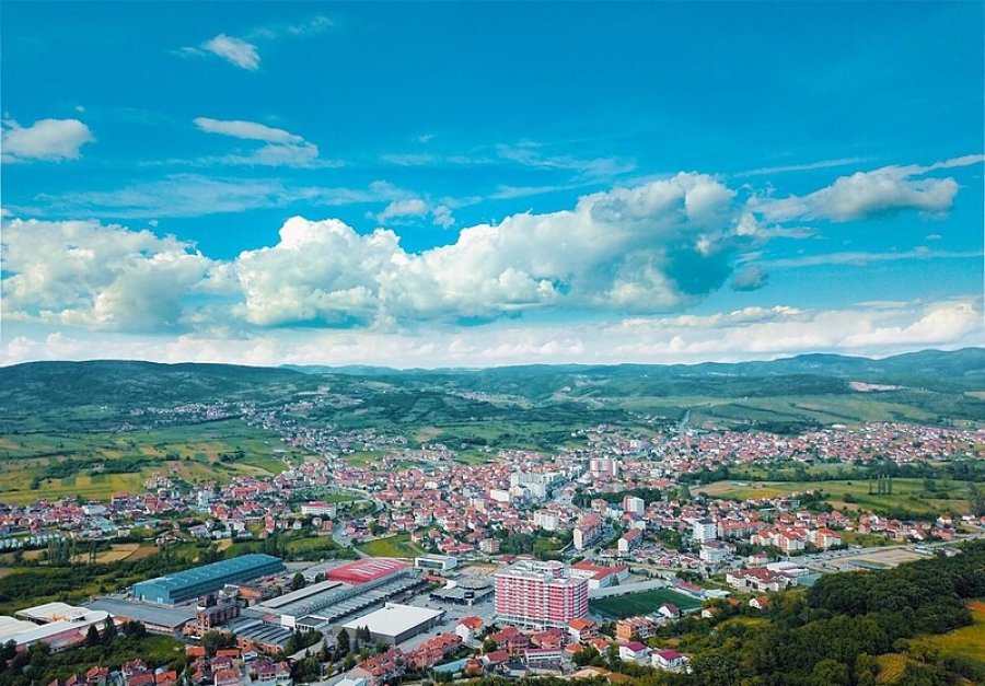 Një burrë mbahet peng në një kafene në Suharekë, arrestohen dy persona