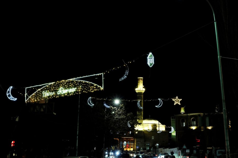 Prishtina dekorohet me drita për muajin e shenjtë të Ramazanit