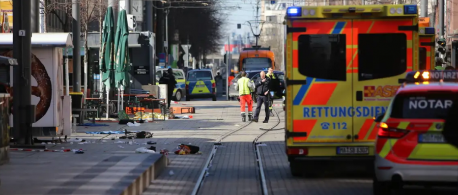 Automjeti futet mes turmës së njerëzve në Manheim, raportohet për të vdekur