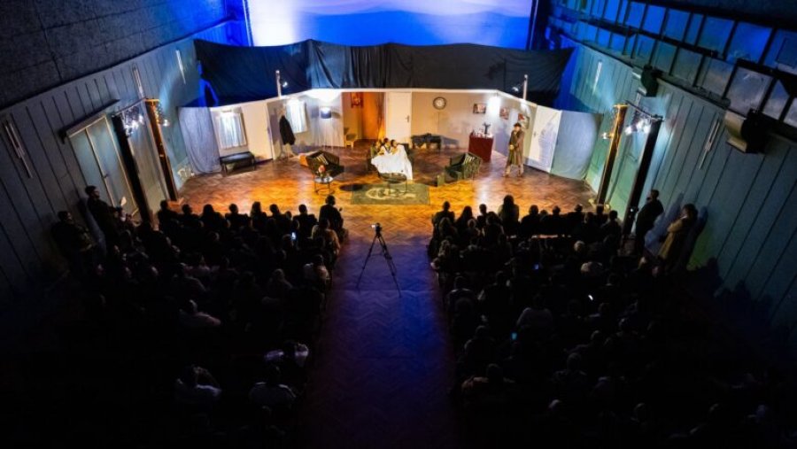 Teatri rom “Nexhip Menekshe” në Prizren sfidon skenën me një vepër të Brechtit