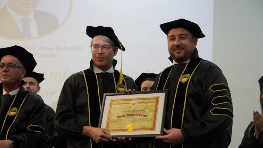 Oliver Jens Schmitt merr titullin “Dr. Honoris Causa” nga Universiteti “Ukshin Hoti” në Prizren  