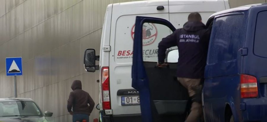 Punëtori i sigurimit jep detaje për grabitjen e armatosur në “Albi Mall”: Ishin të uniformuar dhe të armatosur me “AK-47”