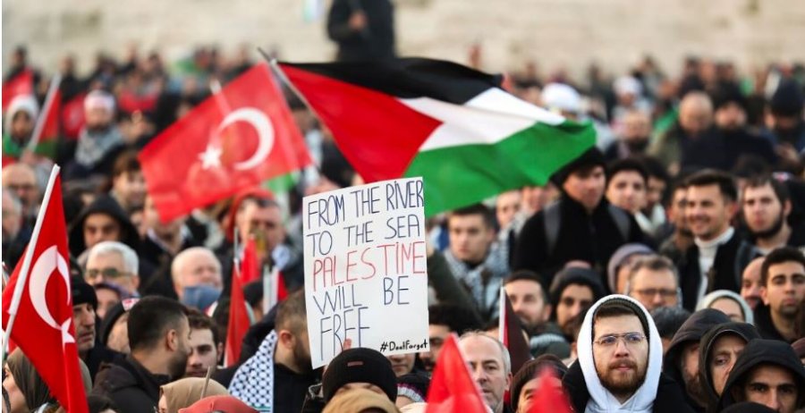 Arrestimi i kryebashkiakut të Stambollit: Studentët marshojnë në protestë dhe përleshen me policinë