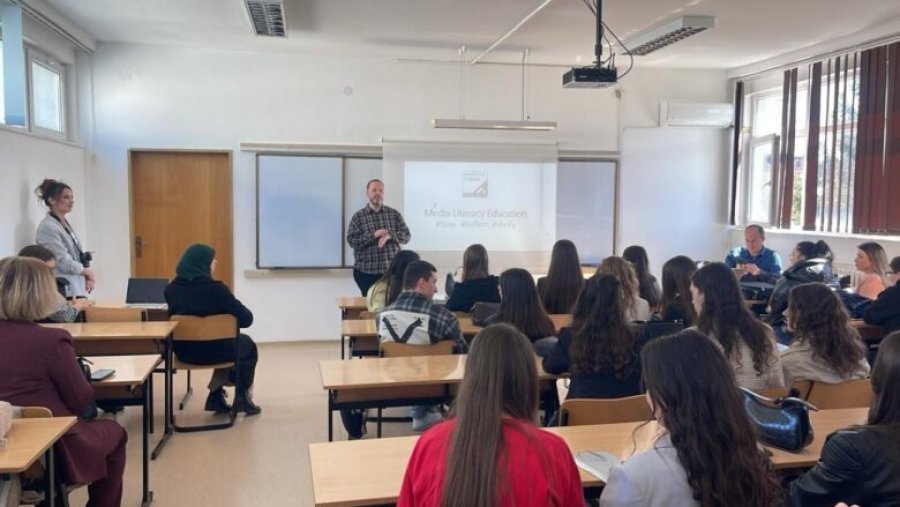 Në Universitetin “Fehmi Agani” në Gjakovë mbahet ligjerata në lidhje me edukimin mediatik