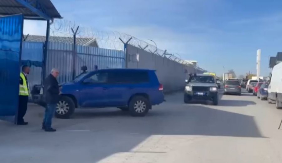 Pas Burojës, ish-presidenti Thaçi arrin në EULEX, qytetarët e presin duke thirrur “Thaçi, Thaçi”