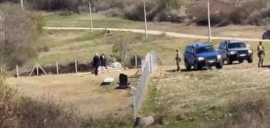 Pamje nga vizita e Thaçit në Burojë, bën homazhe te varri i babait [video]