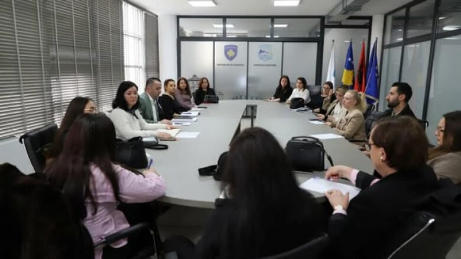 Pas vrasjeve në Vushtrri, DKA mban takim me pedagoget dhe psikologet e angazhuara në shkollat e qytetit