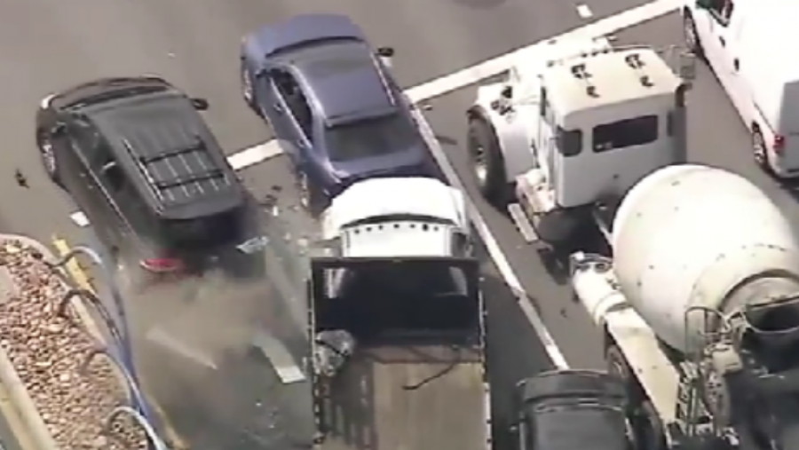 Kaos në autostradat e Kalifornisë: Një burrë vodhi kamionin, përplas 13 vetura gjersa ikte nga policia