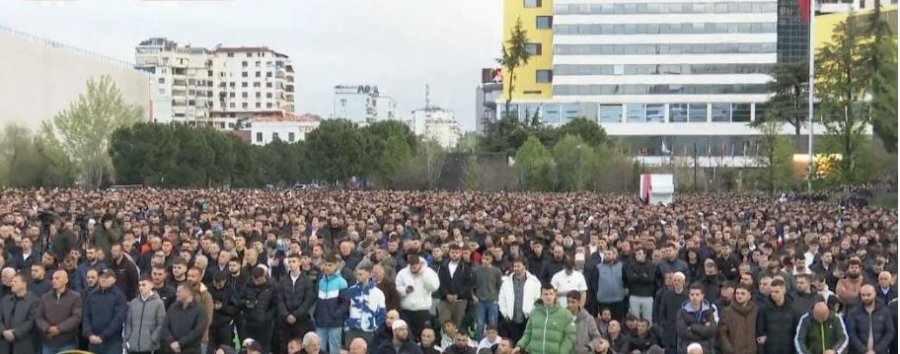 Falet namazi i Fitër Bajramit në sheshin “Skënderbej” në Tiranë
