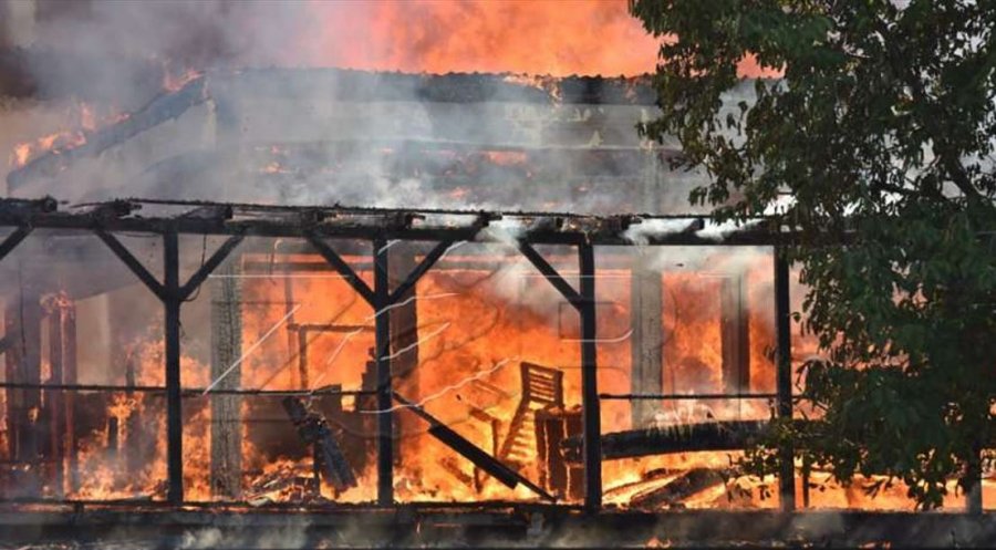 Digjet një shtëpi në Malishevë, vdes një 50-vjeçare