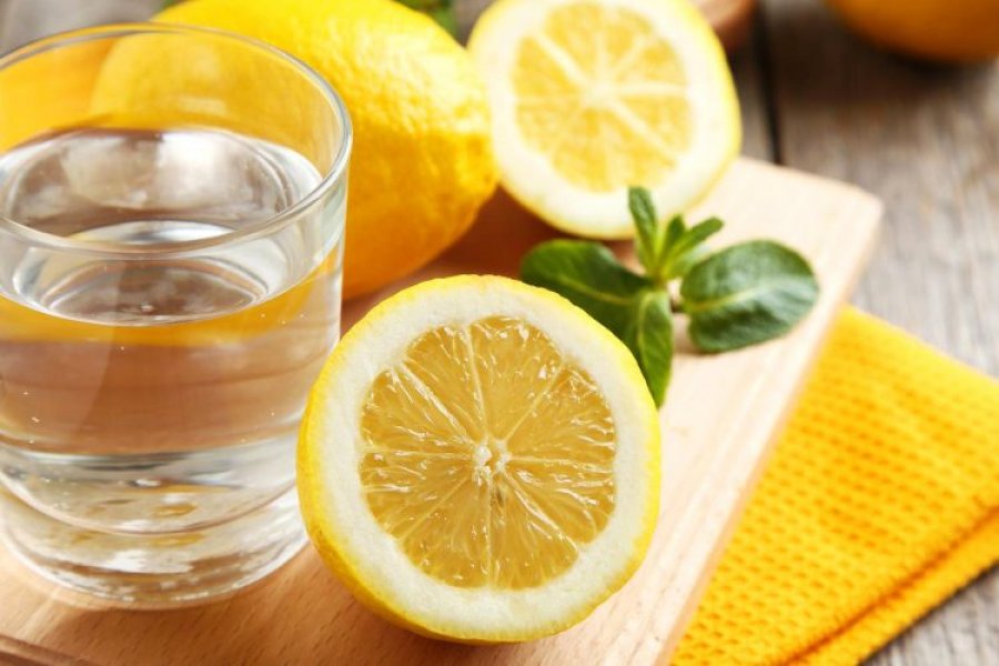 Ujë me limon: Zakoni që ndryshon mëngjesin tuaj