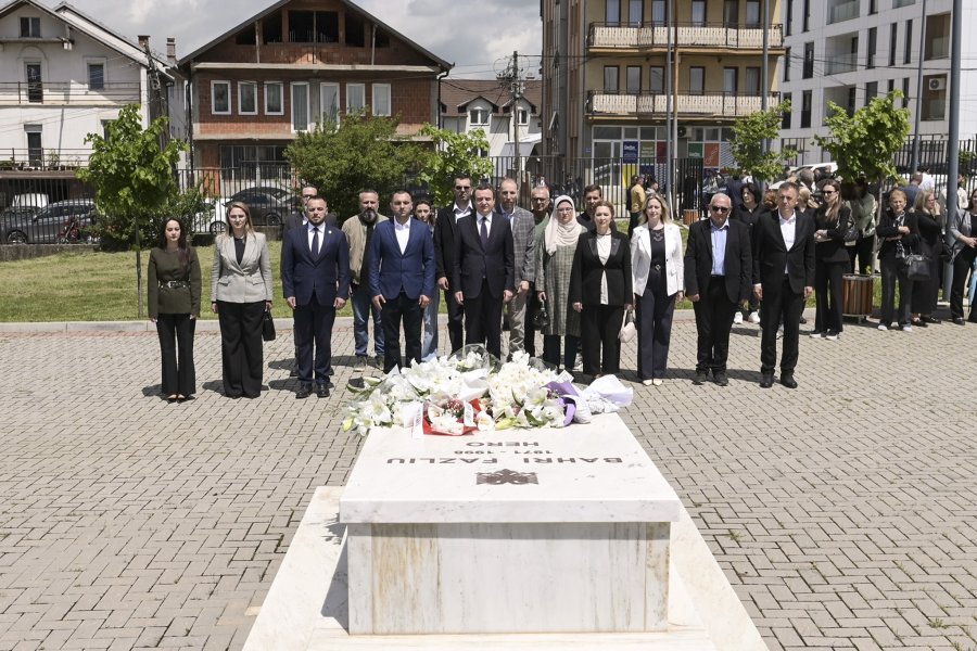Kurti bën homazhe pranë varrit të heroit Bahri Fazliu