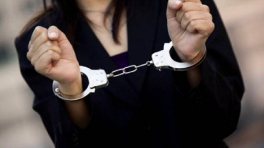 Një femër sulmon policët në Kaçanik