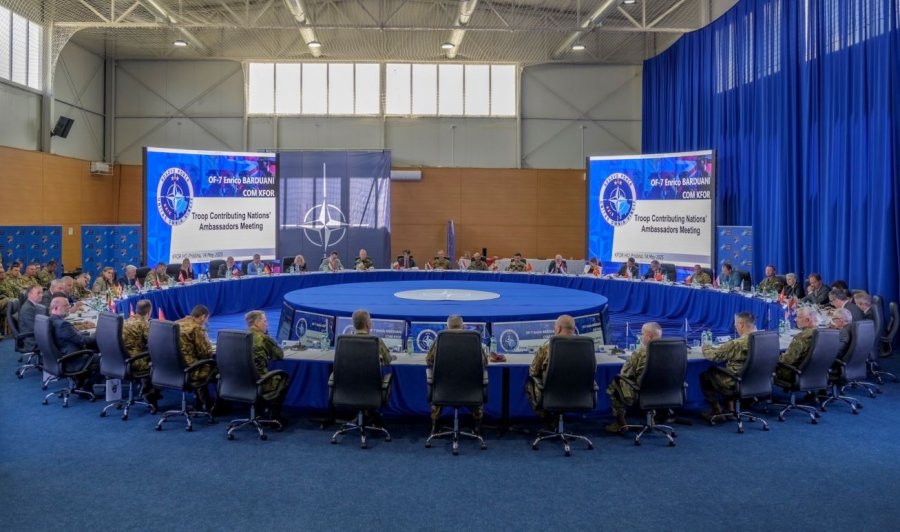Komandanti i KFOR-it takon ambasadorët e vendeve kontribuuese, diskutohen çështjet e sigurisë në rajon