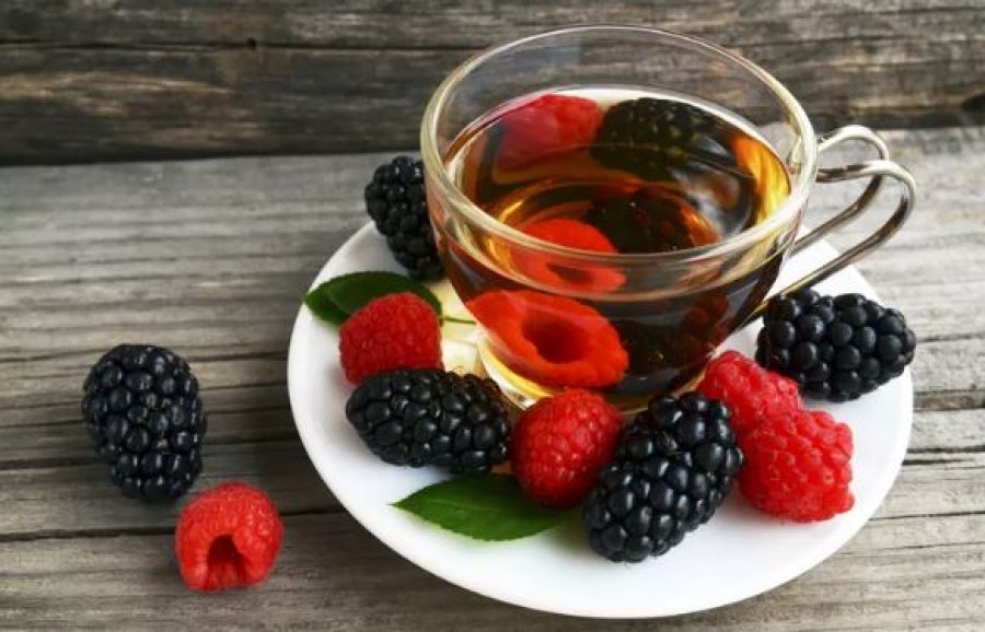 Studimi zbulon se çaji, manaferrat dhe ushqimet e pasura me flavonoide luajnë rol në mosplakje