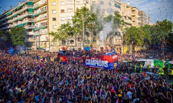 Fituese e tre trofeve, Barcelona feston rrugëve të qytetit
