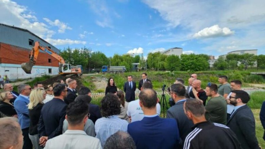 Kurti dhe zëvendësministrja në Gjilan: Stadiumi i qytetit do të përfundojë në vitin 2027
