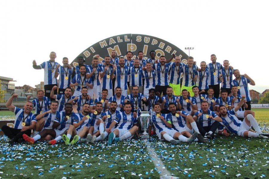 Drita e ngritë në qiell trofeun e kampionit të Kosovës për sezonin 2024/25